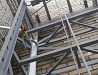 Консольныи? подъемник снаружи здания